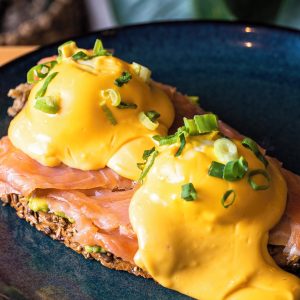 Não são gelatina, mas estes ovos Royale deixam-vos a tremer 🥵🤤_._#camelia #brunchgarden #foz