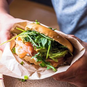 O nosso Bagel de Salmão só sempre de boca cheia 😎😇_. _#camelia #brunchgarden #foz